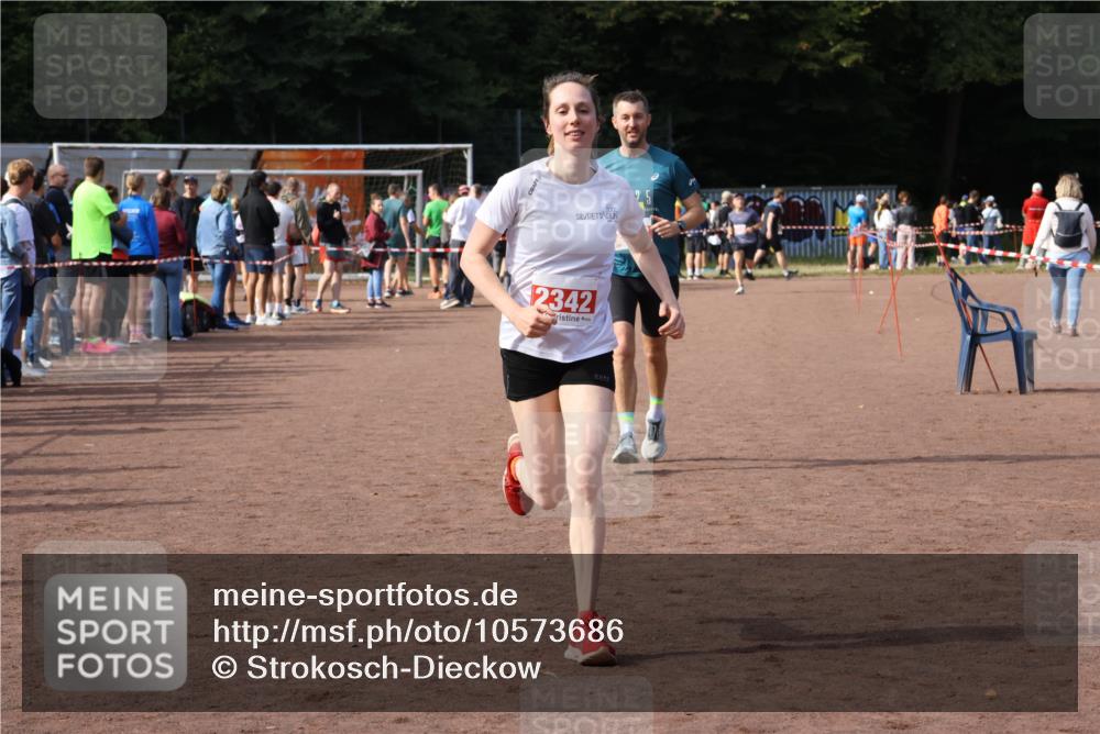 27.09.2026 - 35. Volkslauf durch das schöne Alstertal Strokosch-Dieckow http://msf.ph/oto/10573686 27.09.2026 12:25:27 Ziel 2342, 2392 meine-sportfotos.de