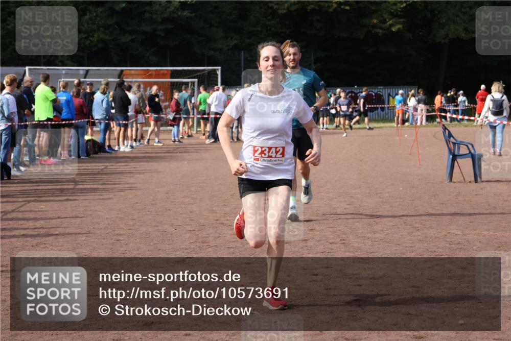 27.09.2026 - 35. Volkslauf durch das schöne Alstertal Strokosch-Dieckow http://msf.ph/oto/10573691 27.09.2026 12:25:27 Ziel 2342, 2392 meine-sportfotos.de