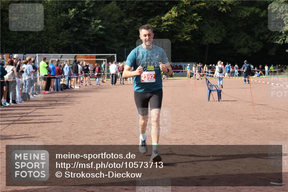 27.09.2026 - 35. Volkslauf durch das schöne Alstertal Strokosch-Dieckow http://msf.ph/oto/10573713 27.09.2026 12:25:29 Ziel 2168, 2342, 2392 meine-sportfotos.de