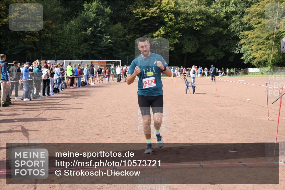 27.09.2026 - 35. Volkslauf durch das schöne Alstertal Strokosch-Dieckow http://msf.ph/oto/10573721 27.09.2026 12:25:30 Ziel 2168, 2342, 2392 meine-sportfotos.de