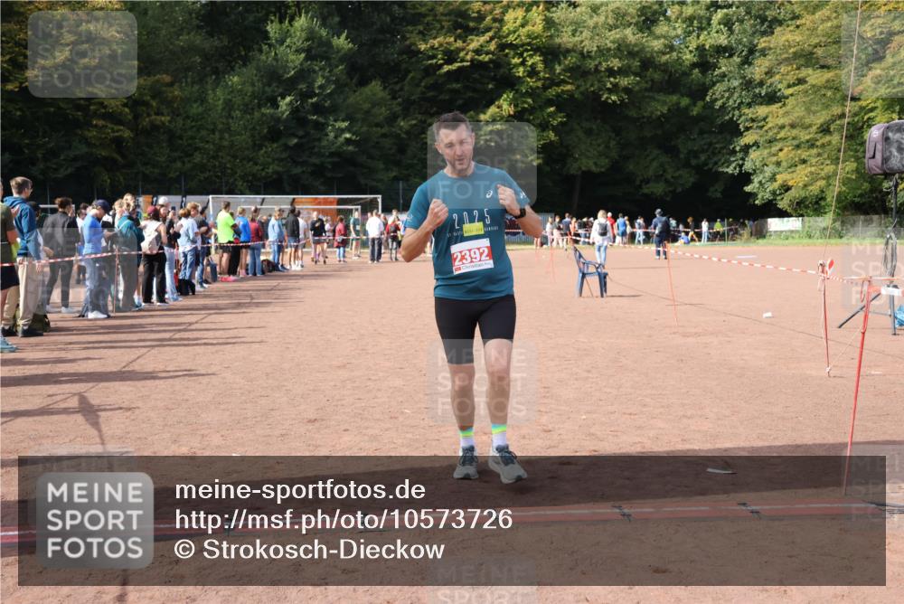 27.09.2026 - 35. Volkslauf durch das schöne Alstertal Strokosch-Dieckow http://msf.ph/oto/10573726 27.09.2026 12:25:30 Ziel 2168, 2342, 2392 meine-sportfotos.de