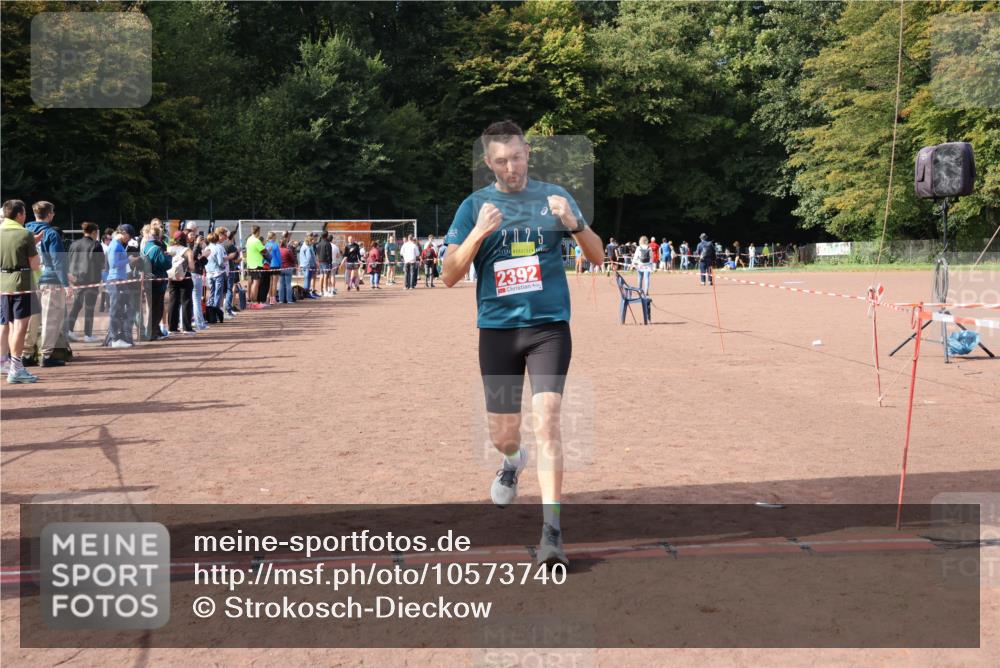 27.09.2026 - 35. Volkslauf durch das schöne Alstertal Strokosch-Dieckow http://msf.ph/oto/10573740 27.09.2026 12:25:30 Ziel 2168, 2342, 2392 meine-sportfotos.de