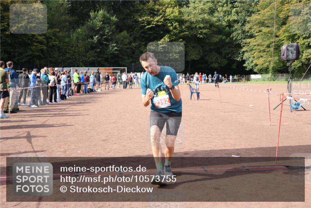 27.09.2026 - 35. Volkslauf durch das schöne Alstertal Strokosch-Dieckow http://msf.ph/oto/10573755 27.09.2026 12:25:30 Ziel 2168, 2342, 2392 meine-sportfotos.de