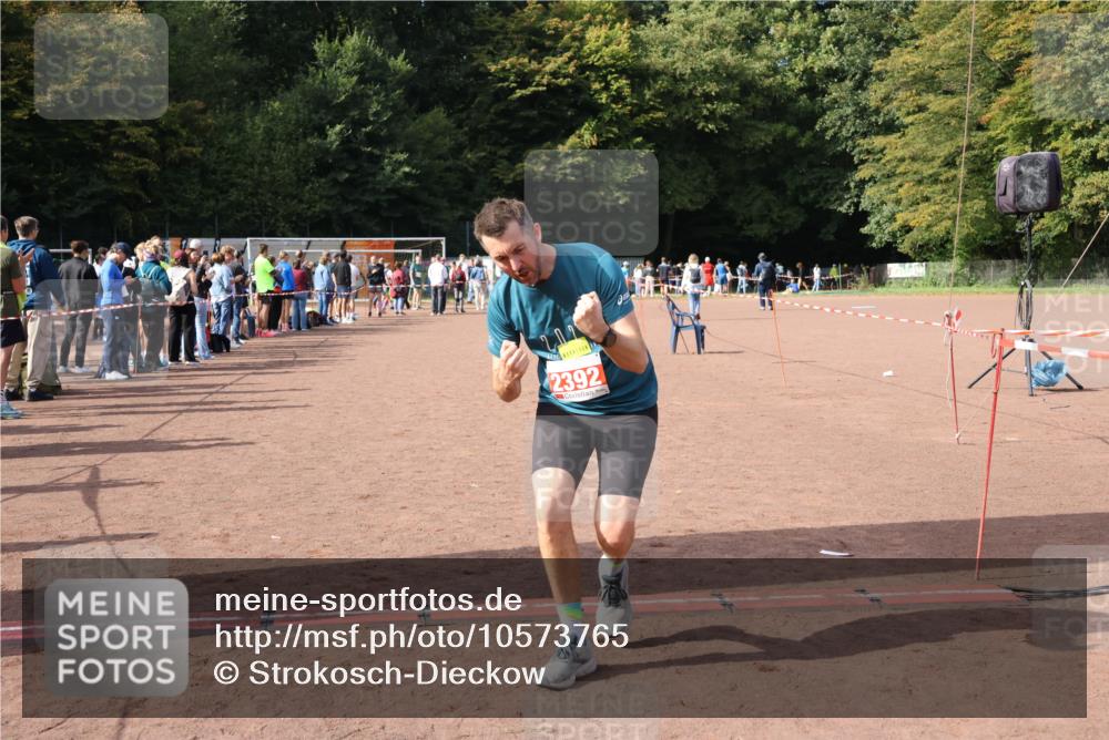 27.09.2026 - 35. Volkslauf durch das schöne Alstertal Strokosch-Dieckow http://msf.ph/oto/10573765 27.09.2026 12:25:30 Ziel 2168, 2342, 2392 meine-sportfotos.de