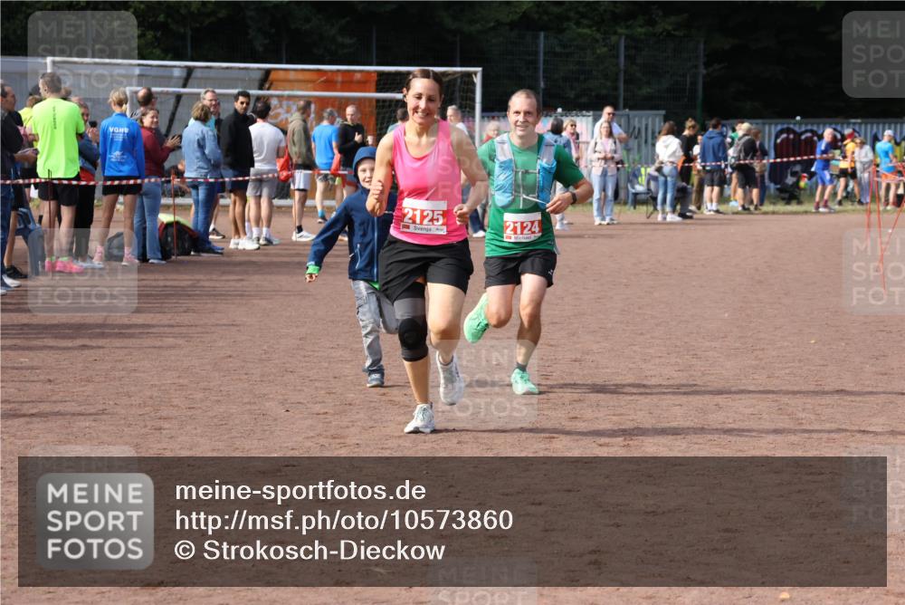 27.09.2026 - 35. Volkslauf durch das schöne Alstertal Strokosch-Dieckow http://msf.ph/oto/10573860 27.09.2026 12:26:09 Ziel 2124, 2125 meine-sportfotos.de