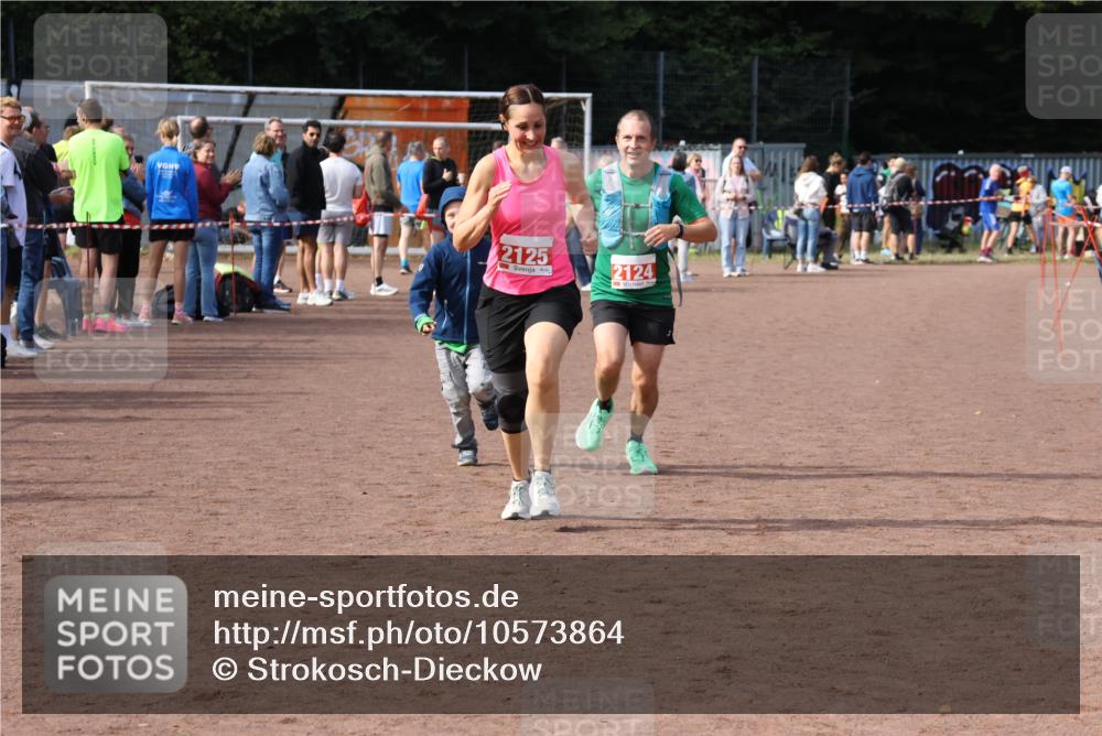 27.09.2026 - 35. Volkslauf durch das schöne Alstertal Strokosch-Dieckow http://msf.ph/oto/10573864 27.09.2026 12:26:09 Ziel 2124, 2125 meine-sportfotos.de