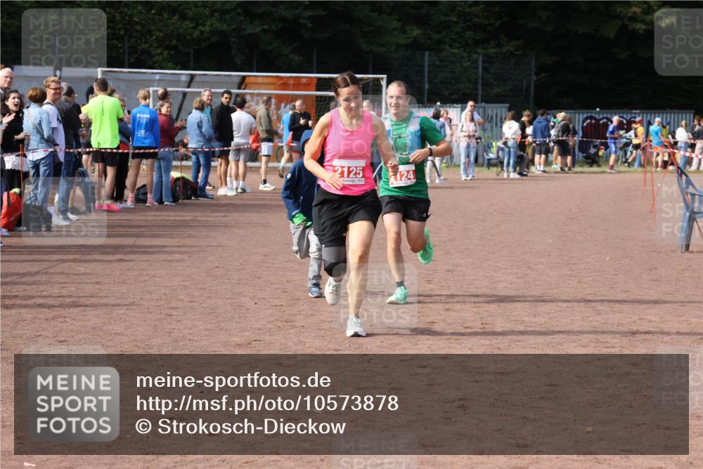27.09.2026 - 35. Volkslauf durch das schöne Alstertal Strokosch-Dieckow http://msf.ph/oto/10573878 27.09.2026 12:26:10 Ziel 2124, 2125 meine-sportfotos.de