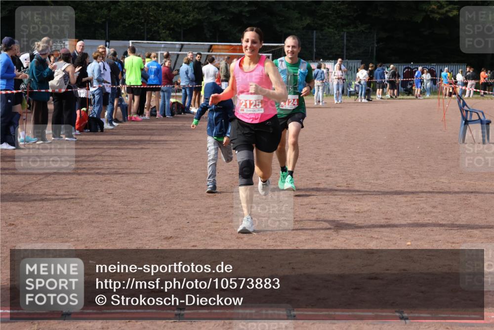 27.09.2026 - 35. Volkslauf durch das schöne Alstertal Strokosch-Dieckow http://msf.ph/oto/10573883 27.09.2026 12:26:11 Ziel 2124, 2125 meine-sportfotos.de