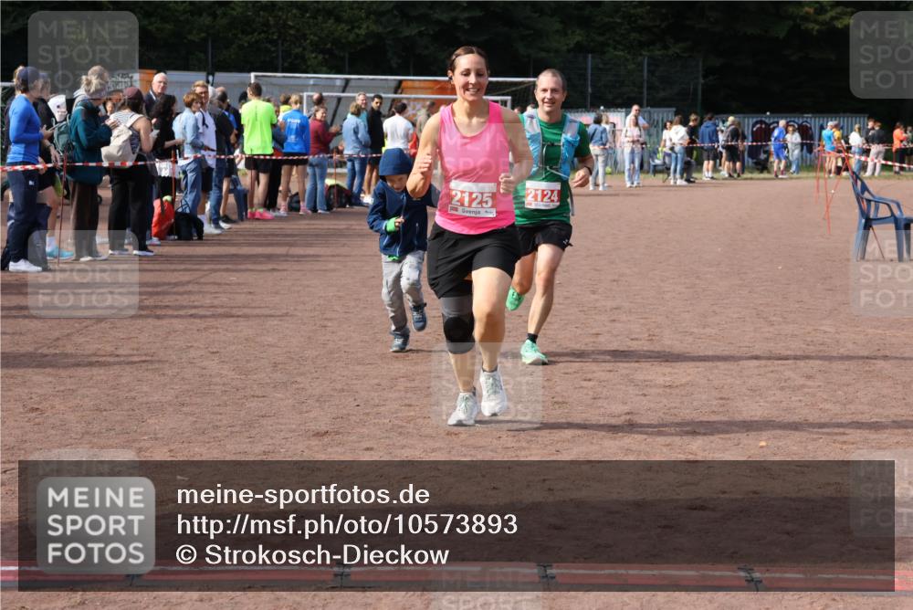 27.09.2026 - 35. Volkslauf durch das schöne Alstertal Strokosch-Dieckow http://msf.ph/oto/10573893 27.09.2026 12:26:11 Ziel 2124, 2125 meine-sportfotos.de