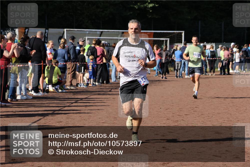 27.09.2026 - 35. Volkslauf durch das schöne Alstertal Strokosch-Dieckow http://msf.ph/oto/10573897 27.09.2026 11:20:35 Ziel 3204, 3427 meine-sportfotos.de