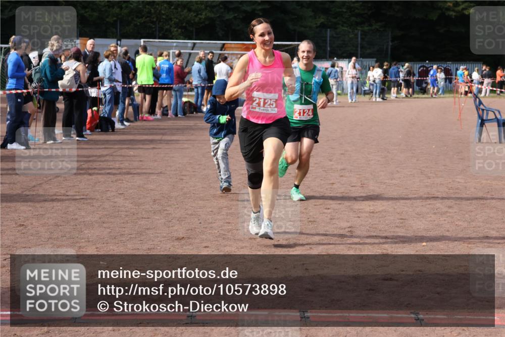 27.09.2026 - 35. Volkslauf durch das schöne Alstertal Strokosch-Dieckow http://msf.ph/oto/10573898 27.09.2026 12:26:11 Ziel 2124, 2125 meine-sportfotos.de