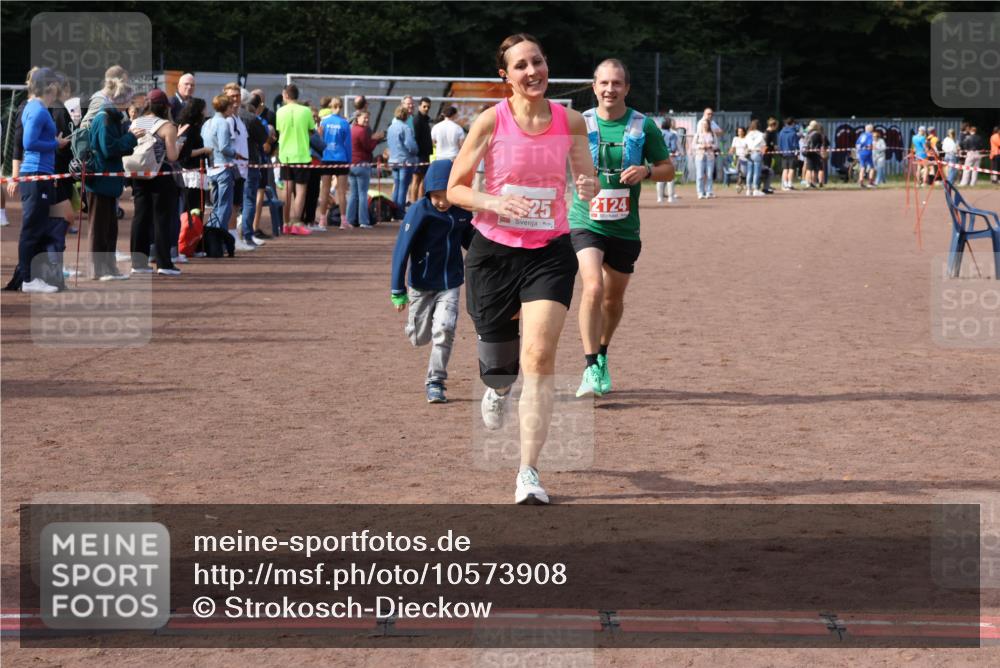 27.09.2026 - 35. Volkslauf durch das schöne Alstertal Strokosch-Dieckow http://msf.ph/oto/10573908 27.09.2026 12:26:11 Ziel 2124, 2125 meine-sportfotos.de