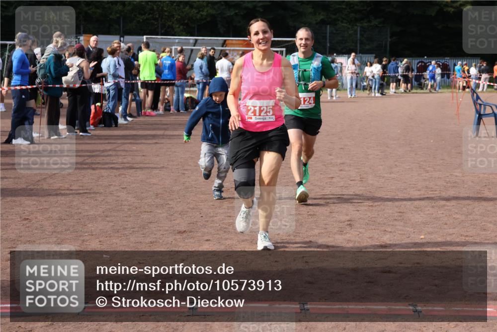 27.09.2026 - 35. Volkslauf durch das schöne Alstertal Strokosch-Dieckow http://msf.ph/oto/10573913 27.09.2026 12:26:11 Ziel 2124, 2125 meine-sportfotos.de