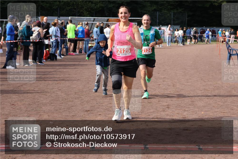 27.09.2026 - 35. Volkslauf durch das schöne Alstertal Strokosch-Dieckow http://msf.ph/oto/10573917 27.09.2026 12:26:11 Ziel 2124, 2125 meine-sportfotos.de
