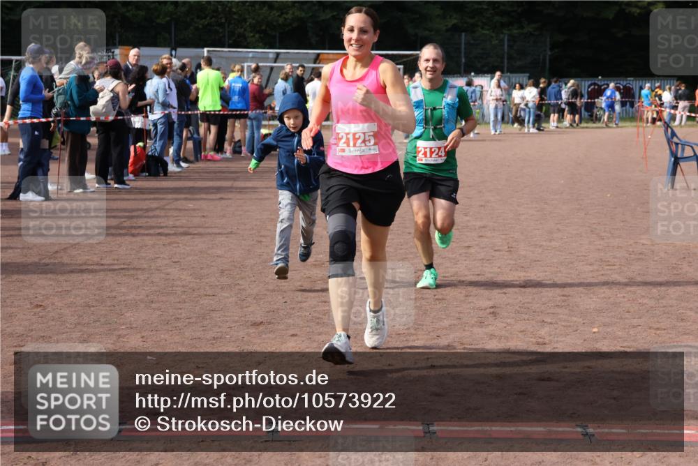 27.09.2026 - 35. Volkslauf durch das schöne Alstertal Strokosch-Dieckow http://msf.ph/oto/10573922 27.09.2026 12:26:11 Ziel 2124, 2125 meine-sportfotos.de