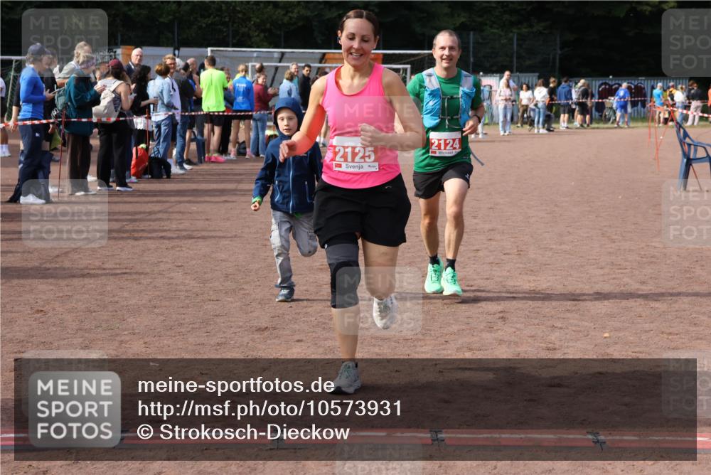 27.09.2026 - 35. Volkslauf durch das schöne Alstertal Strokosch-Dieckow http://msf.ph/oto/10573931 27.09.2026 12:26:11 Ziel 2124, 2125 meine-sportfotos.de