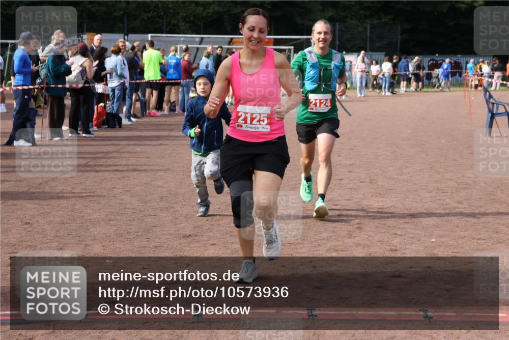 27.09.2026 - 35. Volkslauf durch das schöne Alstertal Strokosch-Dieckow http://msf.ph/oto/10573936 27.09.2026 12:26:11 Ziel 2124, 2125 meine-sportfotos.de