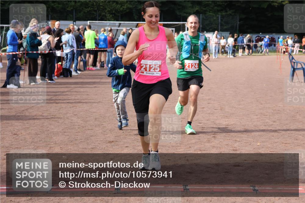 27.09.2026 - 35. Volkslauf durch das schöne Alstertal Strokosch-Dieckow http://msf.ph/oto/10573941 27.09.2026 12:26:11 Ziel 2124, 2125 meine-sportfotos.de