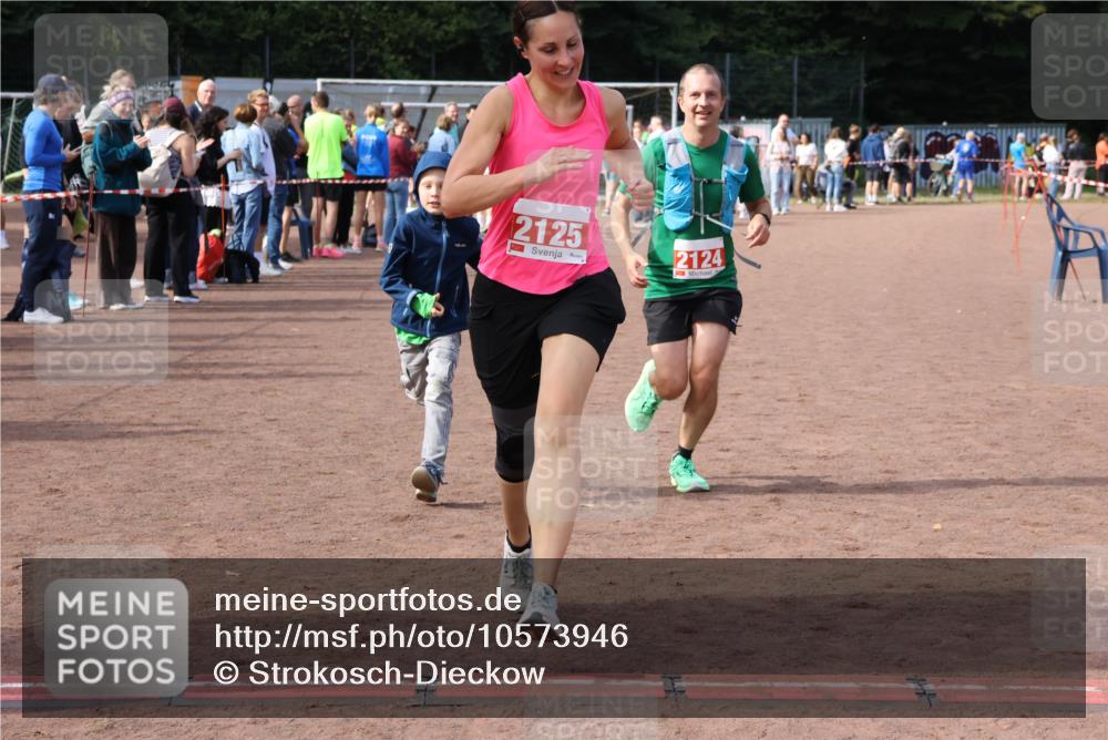 27.09.2026 - 35. Volkslauf durch das schöne Alstertal Strokosch-Dieckow http://msf.ph/oto/10573946 27.09.2026 12:26:11 Ziel 2124, 2125 meine-sportfotos.de