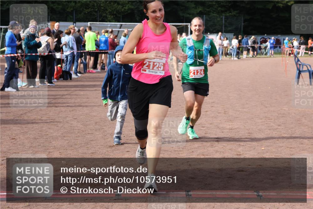 27.09.2026 - 35. Volkslauf durch das schöne Alstertal Strokosch-Dieckow http://msf.ph/oto/10573951 27.09.2026 12:26:12 Ziel 2124, 2125 meine-sportfotos.de
