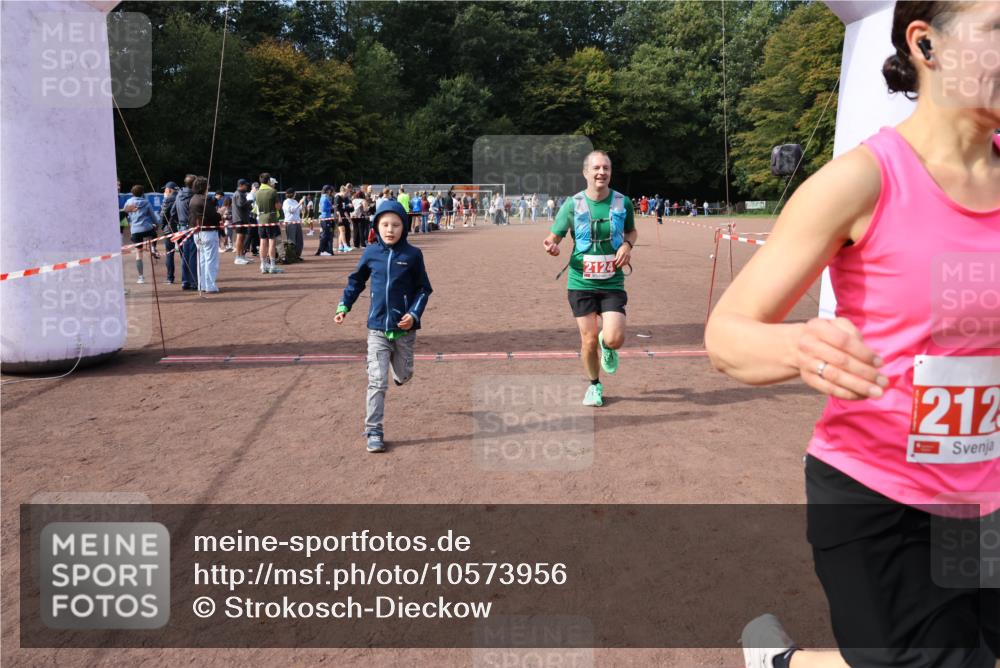 27.09.2026 - 35. Volkslauf durch das schöne Alstertal Strokosch-Dieckow http://msf.ph/oto/10573956 27.09.2026 12:26:13 Ziel 2124, 2125 meine-sportfotos.de