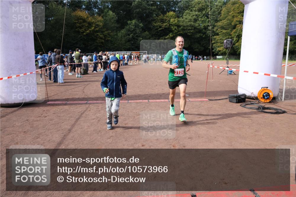 27.09.2026 - 35. Volkslauf durch das schöne Alstertal Strokosch-Dieckow http://msf.ph/oto/10573966 27.09.2026 12:26:13 Ziel 2124, 2125 meine-sportfotos.de