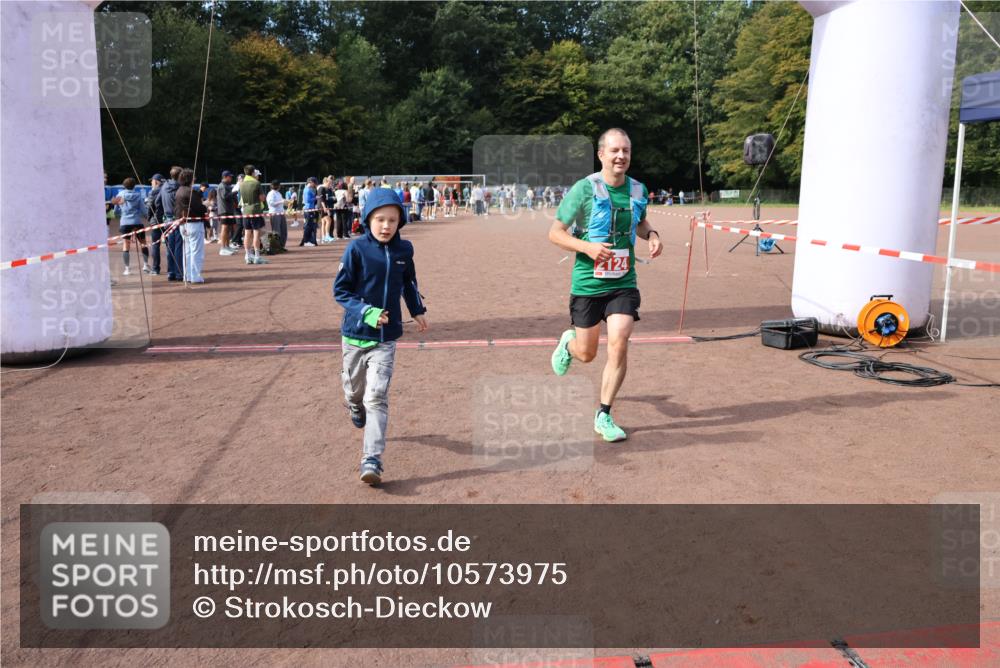 27.09.2026 - 35. Volkslauf durch das schöne Alstertal Strokosch-Dieckow http://msf.ph/oto/10573975 27.09.2026 12:26:13 Ziel 2124, 2125 meine-sportfotos.de