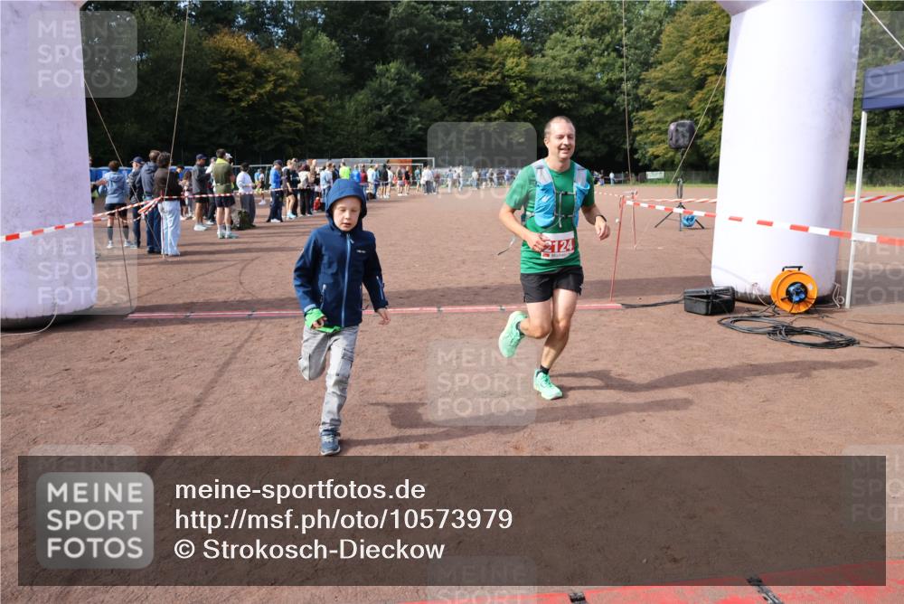 27.09.2026 - 35. Volkslauf durch das schöne Alstertal Strokosch-Dieckow http://msf.ph/oto/10573979 27.09.2026 12:26:14 Ziel 2124, 2125 meine-sportfotos.de