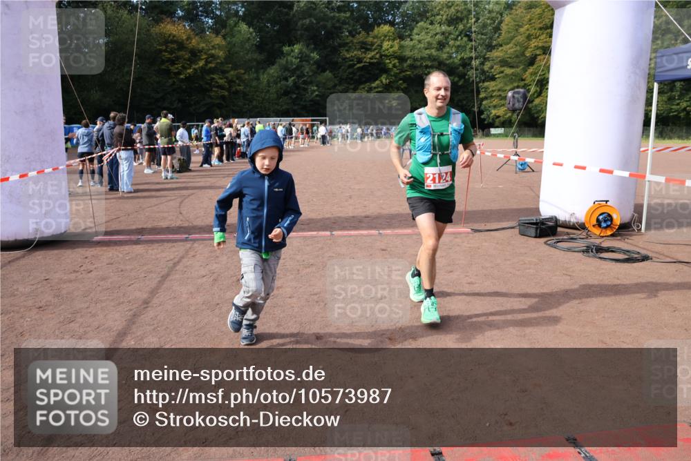 27.09.2026 - 35. Volkslauf durch das schöne Alstertal Strokosch-Dieckow http://msf.ph/oto/10573987 27.09.2026 12:26:14 Ziel 2124, 2125 meine-sportfotos.de