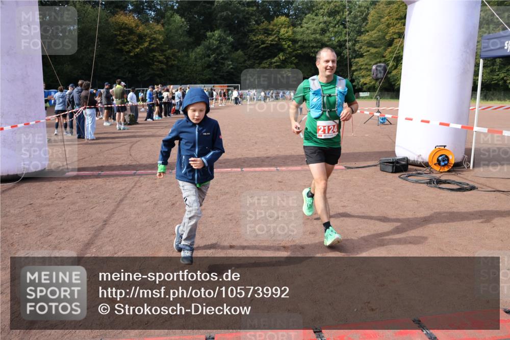 27.09.2026 - 35. Volkslauf durch das schöne Alstertal Strokosch-Dieckow http://msf.ph/oto/10573992 27.09.2026 12:26:14 Ziel 2124, 2125 meine-sportfotos.de