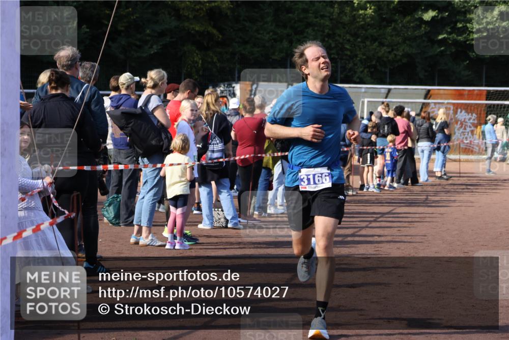 27.09.2026 - 35. Volkslauf durch das schöne Alstertal Strokosch-Dieckow http://msf.ph/oto/10574027 27.09.2026 11:20:25 Ziel 3166, 3306, 3380 meine-sportfotos.de