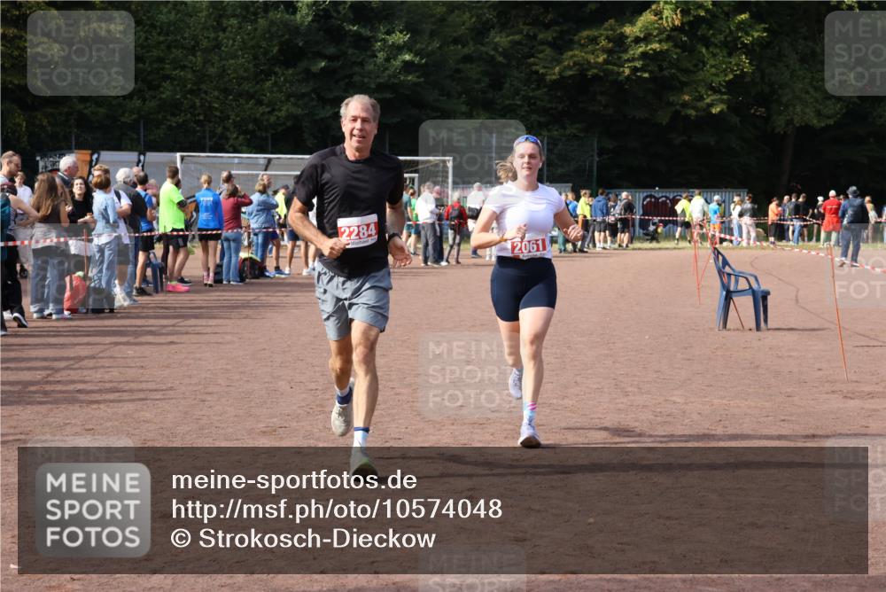 27.09.2026 - 35. Volkslauf durch das schöne Alstertal Strokosch-Dieckow http://msf.ph/oto/10574048 27.09.2026 12:26:44 Ziel 2061, 2284, 2489 meine-sportfotos.de