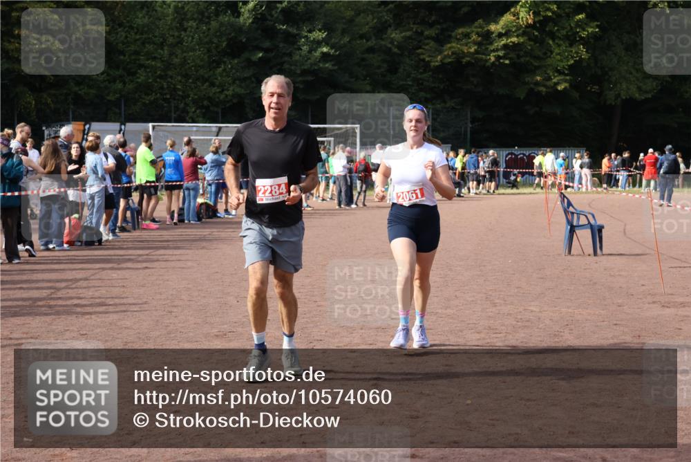 27.09.2026 - 35. Volkslauf durch das schöne Alstertal Strokosch-Dieckow http://msf.ph/oto/10574060 27.09.2026 12:26:44 Ziel 2061, 2284, 2489 meine-sportfotos.de