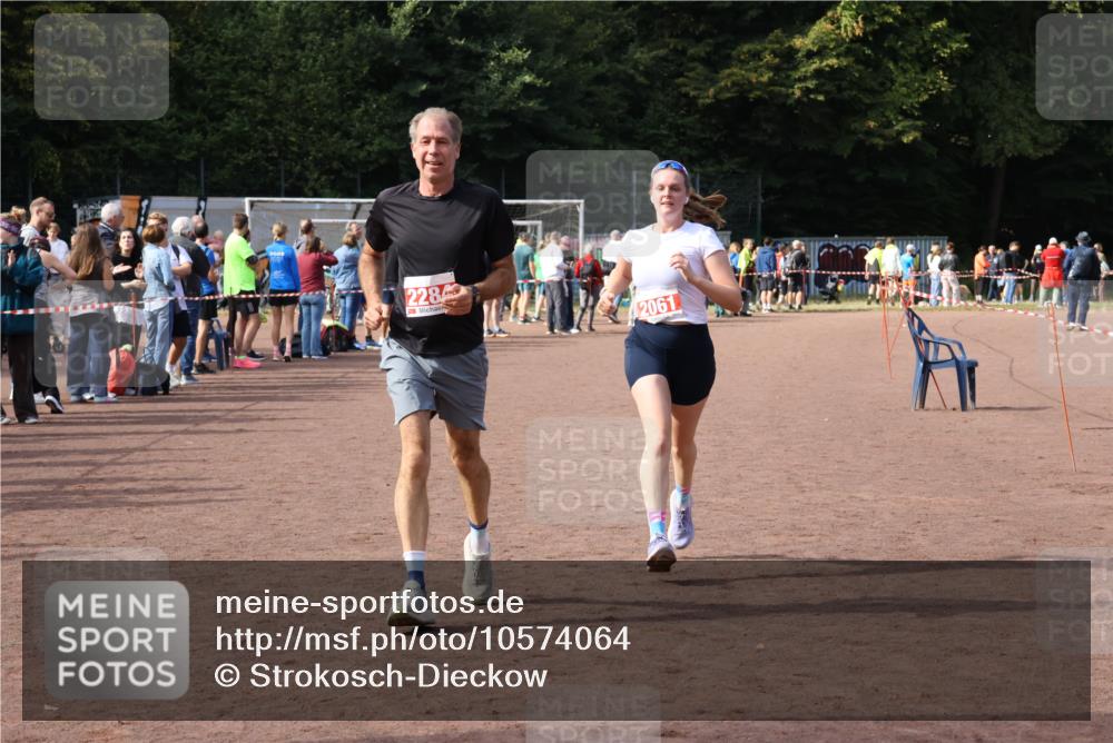 27.09.2026 - 35. Volkslauf durch das schöne Alstertal Strokosch-Dieckow http://msf.ph/oto/10574064 27.09.2026 12:26:44 Ziel 2061, 2284, 2489 meine-sportfotos.de