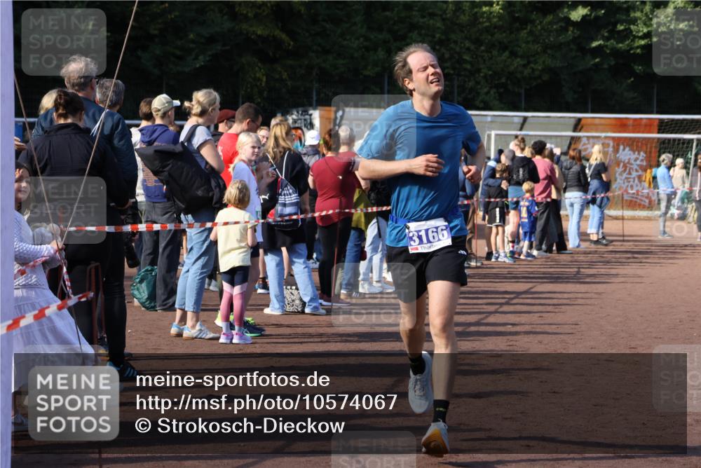27.09.2026 - 35. Volkslauf durch das schöne Alstertal Strokosch-Dieckow http://msf.ph/oto/10574067 27.09.2026 11:20:25 Ziel 3166, 3306, 3380 meine-sportfotos.de