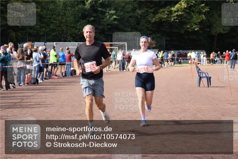 27.09.2026 - 35. Volkslauf durch das schöne Alstertal Strokosch-Dieckow http://msf.ph/oto/10574073 27.09.2026 12:26:44 Ziel 2061, 2284, 2489 meine-sportfotos.de