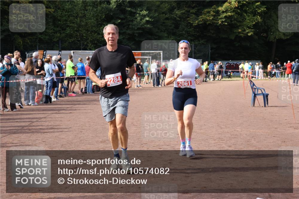 27.09.2026 - 35. Volkslauf durch das schöne Alstertal Strokosch-Dieckow http://msf.ph/oto/10574082 27.09.2026 12:26:44 Ziel 2061, 2284, 2489 meine-sportfotos.de