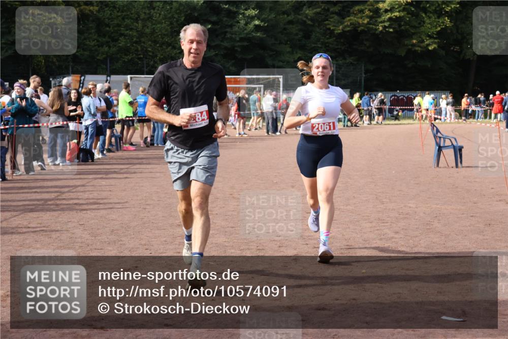 27.09.2026 - 35. Volkslauf durch das schöne Alstertal Strokosch-Dieckow http://msf.ph/oto/10574091 27.09.2026 12:26:44 Ziel 2061, 2284, 2489 meine-sportfotos.de