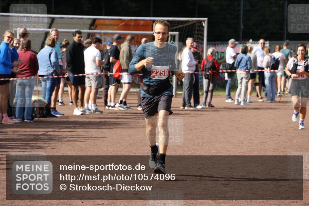 27.09.2026 - 35. Volkslauf durch das schöne Alstertal Strokosch-Dieckow http://msf.ph/oto/10574096 27.09.2026 12:27:15 Ziel 2259, 2978 meine-sportfotos.de