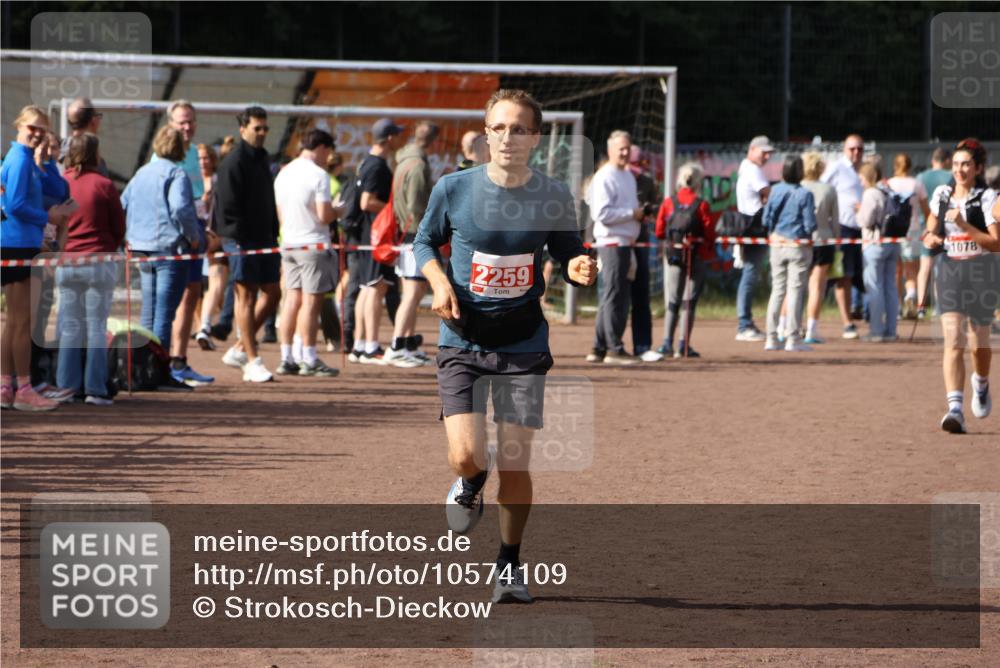 27.09.2026 - 35. Volkslauf durch das schöne Alstertal Strokosch-Dieckow http://msf.ph/oto/10574109 27.09.2026 12:27:15 Ziel 2259, 2978 meine-sportfotos.de