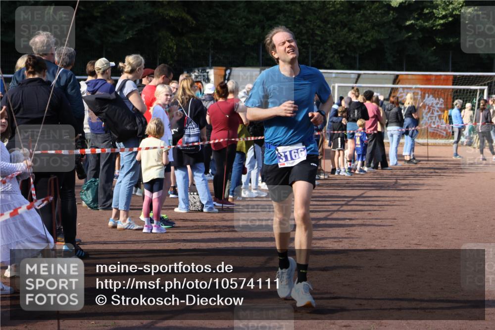 27.09.2026 - 35. Volkslauf durch das schöne Alstertal Strokosch-Dieckow http://msf.ph/oto/10574111 27.09.2026 11:20:25 Ziel 3166, 3306, 3380 meine-sportfotos.de