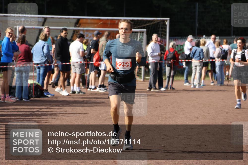 27.09.2026 - 35. Volkslauf durch das schöne Alstertal Strokosch-Dieckow http://msf.ph/oto/10574114 27.09.2026 12:27:15 Ziel 2259, 2978 meine-sportfotos.de