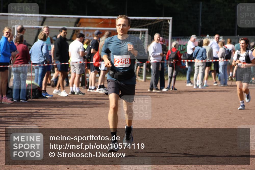 27.09.2026 - 35. Volkslauf durch das schöne Alstertal Strokosch-Dieckow http://msf.ph/oto/10574119 27.09.2026 12:27:15 Ziel 2259, 2978 meine-sportfotos.de