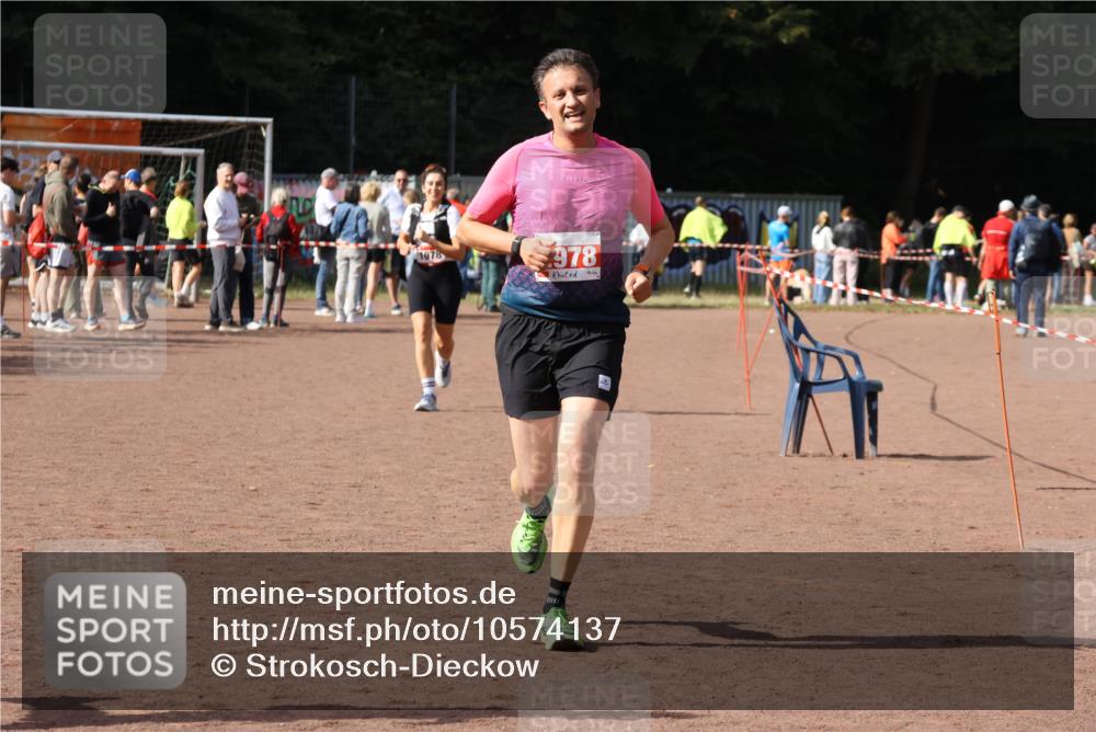 27.09.2026 - 35. Volkslauf durch das schöne Alstertal Strokosch-Dieckow http://msf.ph/oto/10574137 27.09.2026 12:27:17 Ziel 2259, 2978 meine-sportfotos.de