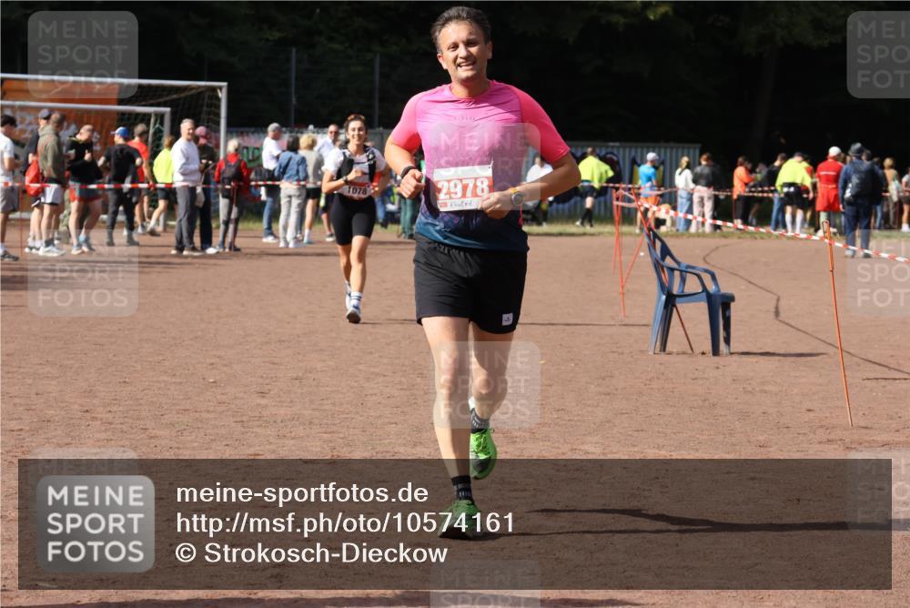 27.09.2026 - 35. Volkslauf durch das schöne Alstertal Strokosch-Dieckow http://msf.ph/oto/10574161 27.09.2026 12:27:18 Ziel 1078, 2259, 2978 meine-sportfotos.de