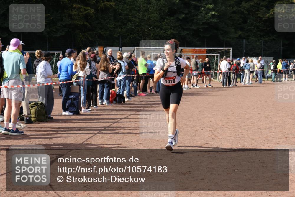 27.09.2026 - 35. Volkslauf durch das schöne Alstertal Strokosch-Dieckow http://msf.ph/oto/10574183 27.09.2026 12:27:24 Ziel 1078 meine-sportfotos.de
