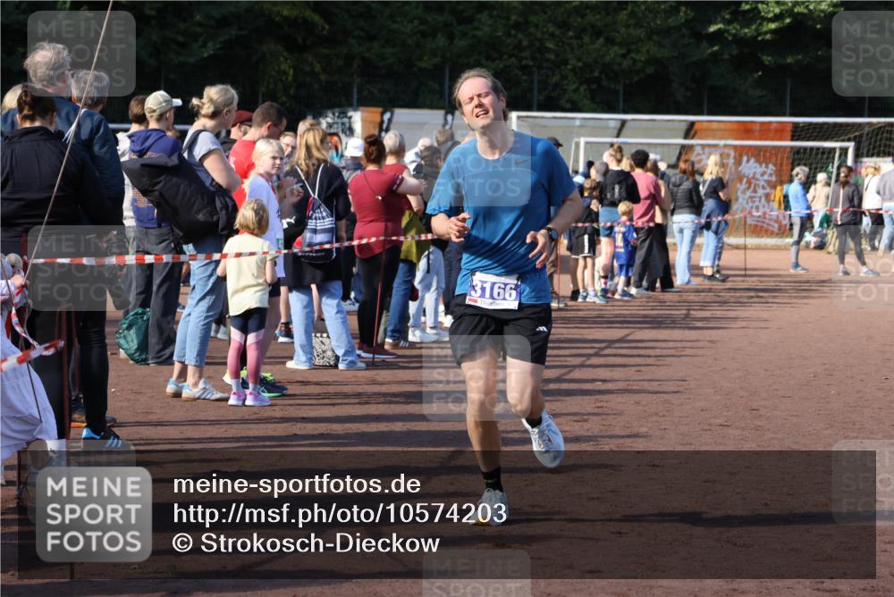 27.09.2026 - 35. Volkslauf durch das schöne Alstertal Strokosch-Dieckow http://msf.ph/oto/10574203 27.09.2026 11:20:25 Ziel 3166, 3306, 3380 meine-sportfotos.de