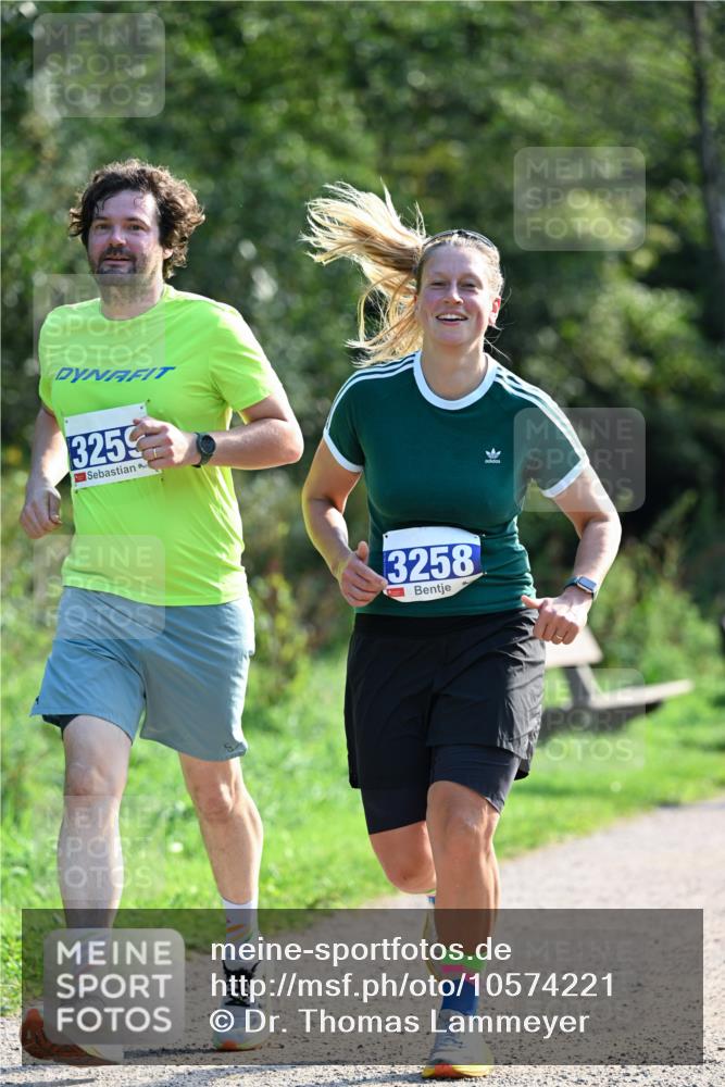 27.09.2026 - 35. Volkslauf durch das schöne Alstertal Dr. Thomas Lammeyer http://msf.ph/oto/10574221 27.09.2026 11:31:49 Laufen 3259, 3258 meine-sportfotos.de