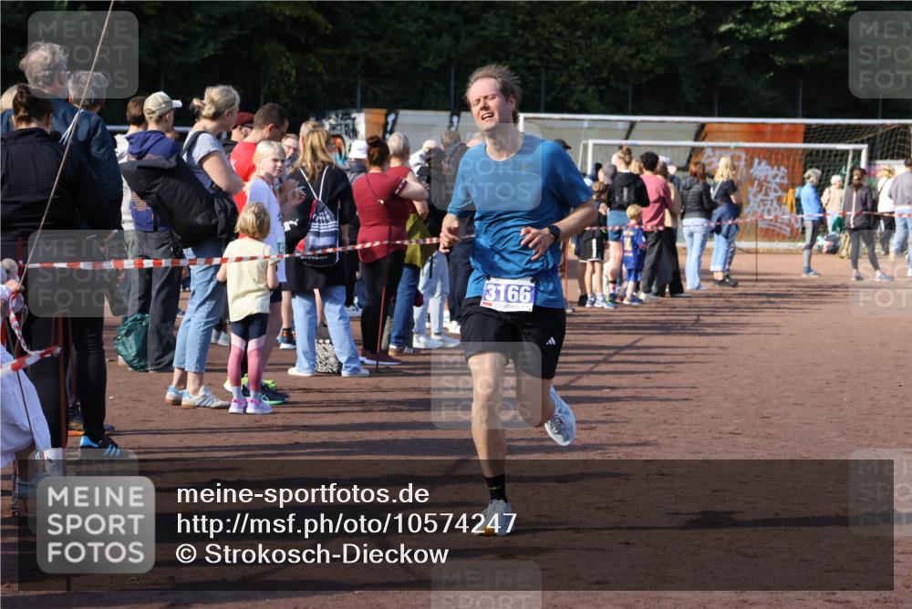 27.09.2026 - 35. Volkslauf durch das schöne Alstertal Strokosch-Dieckow http://msf.ph/oto/10574247 27.09.2026 11:20:25 Ziel 3166, 3306, 3380 meine-sportfotos.de