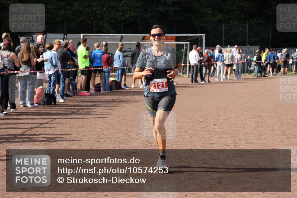 27.09.2026 - 35. Volkslauf durch das schöne Alstertal Strokosch-Dieckow http://msf.ph/oto/10574253 27.09.2026 12:27:42 Ziel 2121 meine-sportfotos.de